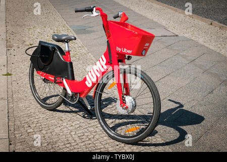 Berlino, Germania - Giugno, 2019: elettrica bike sharing bicicletta, saltare da UBER sul marciapiede a Berlino, Germania Foto Stock