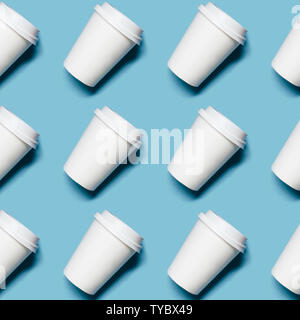 Modello con sacco di bicchieri di carta per il caffè o il tè su sfondo blu. Foto Stock