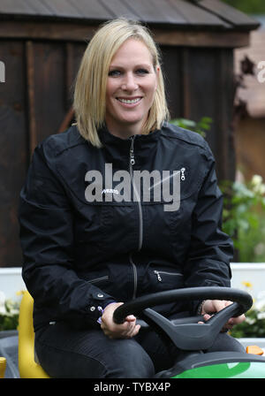 La principessa Zara Phillips pone su un trattore a 2015 Chelsea Flower Show a Londra il 19 maggio 2015. Foto di Hugo Philpott Foto Stock