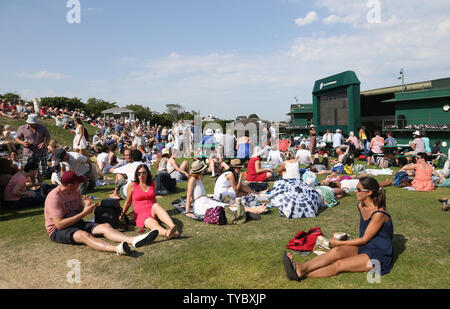 I visitatori di Wimbledon godetevi il sole del giorno tre del 2015 campionati di Wimbledon, Londra il 01 luglio, 2015. .Foto di Hugo Philpott/UPI. Foto Stock