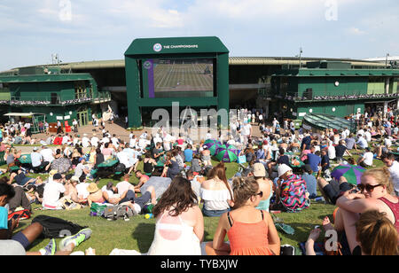 I visitatori di Wimbledon godetevi il sole del giorno tre del 2015 campionati di Wimbledon, Londra il 01 luglio, 2015. .Foto di Hugo Philpott/UPI. Foto Stock