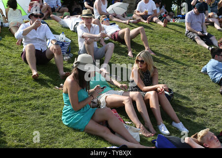 I visitatori di Wimbledon godetevi il sole del giorno tre del 2015 campionati di Wimbledon, Londra il 01 luglio, 2015. .Foto di Hugo Philpott/UPI. Foto Stock