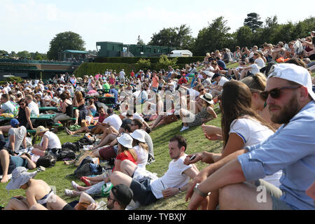 I visitatori di Wimbledon godetevi il sole del giorno tre del 2015 campionati di Wimbledon, Londra il 01 luglio, 2015. .Foto di Hugo Philpott/UPI. Foto Stock