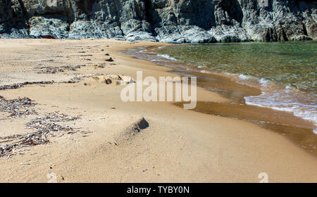 Spiaggia con acque turchesi del Mar Mediterraneo con bei colori in una giornata di sole. Foto Stock