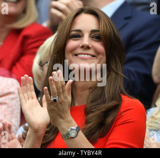 HRH Duchessa di Cambridge orologi la corrispondenza tra la Gran Bretagna di Andy Murray e del Canada Vasek Pospisil il giorno nove del 2015 campionati di Wimbledon, Londra il 08 luglio, 2015. Foto di Hugo Philpott/UPI. Foto Stock