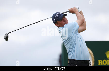 L'americano Jason Dufner tees off sul foro 7 nella seconda giornata del 144Open Championship, St.Andrews sulla luglio 16, 2015. Foto di Hugo Philpott/UPI. Foto Stock