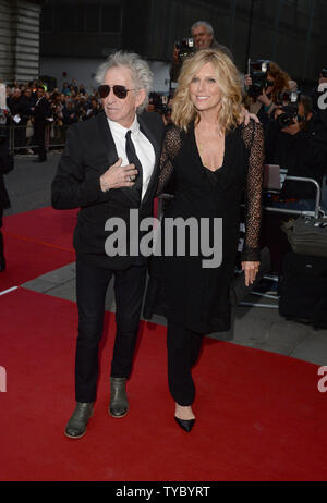 Musicista inglese Keith Richards e modello americano Patti Hansen frequentare la GQ Men of the Year Awards presso la Royal Opera House di Londra il 8 settembre 2015. Foto di Paul Treadway/UPI. Foto Stock