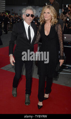 Musicista inglese Keith Richards e modello americano Patti Hansen frequentare la GQ Men of the Year Awards presso la Royal Opera House di Londra il 8 settembre 2015. Foto di Paul Treadway/UPI. Foto Stock