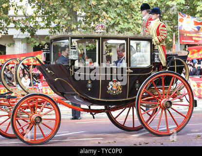 Il Duca e la duchessa di Cornovaglia travel bu membro carrello a Buckingham Palace dove incontrerà il presidente cinese Xi Jinping e sua moglie Peng Liyuan a Londra nel mese di ottobre 20,2015. . Foto di Hugo Philpott/UPI. Foto Stock