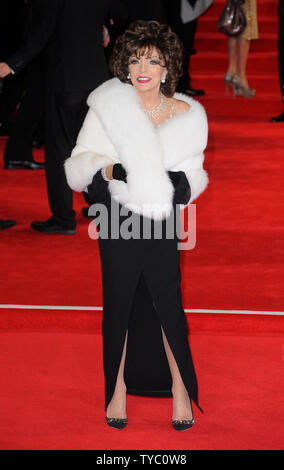 Inglese attrice Joan Collins assiste la Premiere mondiale del nuovo film di James Bond 'pectre' alla Royal Albert Hall di Londra il 26 ottobre 2015. Foto di Paul Treadway/ UPI Foto Stock