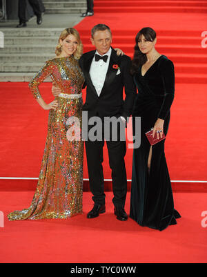 L'attrice francese Lea Seydoux, attrice inglese Daniel Craig e attrice italiana Monica Bellucci frequentare la Premiere mondiale del nuovo film di James Bond 'pectre' alla Royal Albert Hall di Londra il 26 ottobre 2015. Foto di Paul Treadway/ UPI Foto Stock