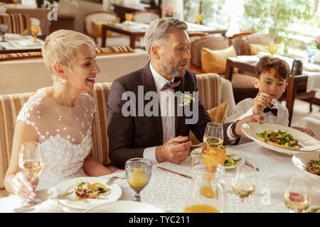 Età sposa seduto vicino a mio marito mentre si celebrano matrimoni Foto Stock