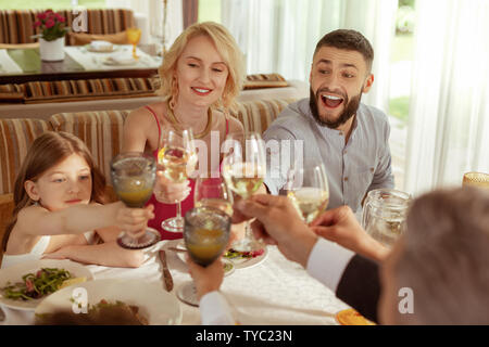 Uomo Barbuto celebrare nozze di suo padre invecchiato Foto Stock