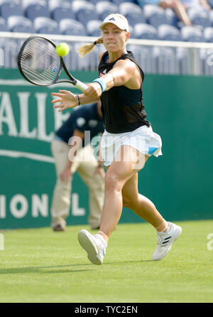 Angelique Kerber (GER) giocando a la natura Valle internazionali di tennis in Devonshire Park. 25 giugno. Eastbourne, Inghilterra, Foto Stock