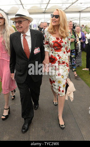 Editore americano Rupert Murdoch e modello Jerry Hall frequentare il Chelsea Flower Show presso il Royal Hospital motivi a Londra il 23 maggio 2016. Foto di Rune Hellestad/ UPI Foto Stock