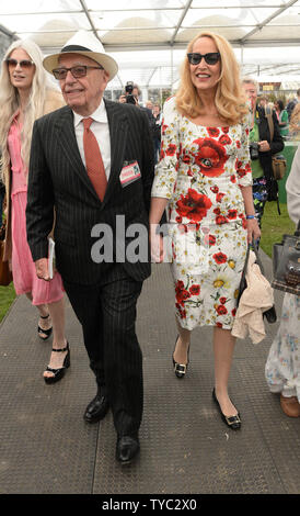 Editore americano Rupert Murdoch e modello Jerry Hall frequentare il Chelsea Flower Show presso il Royal Hospital motivi a Londra il 23 maggio 2016. Foto di Rune Hellestad/ UPI Foto Stock