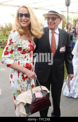 Editore americano Rupert Murdoch e modello Jerry Hall frequentare il Chelsea Flower Show presso il Royal Hospital motivi a Londra il 23 maggio 2016. Foto di Rune Hellestad/ UPI Foto Stock