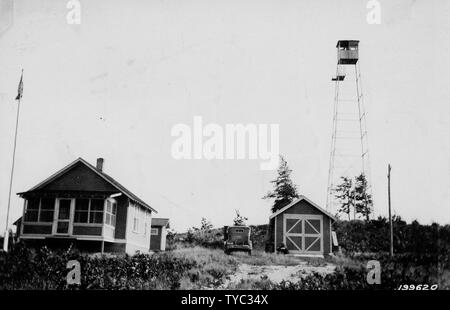 Fotografia di Demond Hill Lookout Tower e la stazione in Marquette Distretto; Portata e contenuto: didascalia originale: Demond Hill Lookout Tower e stazione -- Marquette distretto. Tomaia Mich NF. Foto Stock