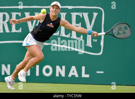 Angelique Kerber (GER) giocando a la natura Valle internazionali di tennis in Devonshire Park. 25 giugno. Eastbourne, Inghilterra, Foto Stock