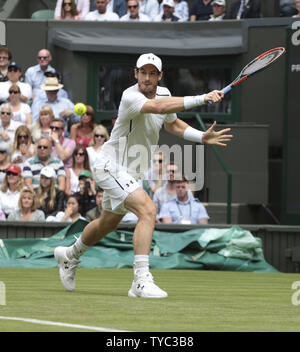 American Serena Williams restituisce la sfera nella sua partita contro Swiss Amra Sadikovic al giorno due del 2016 campionati di Wimbledon a Wimbledon, Londra Giugno 28, 2016. Foto di Hugo Philpott/UPI Foto Stock