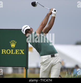 Golfista australiano Jason Day tee off al settimo foro 145Open Golf Championship in Troon Scozia, 15 luglio 2016. Foto di Hugo Philpott/UPI Foto Stock