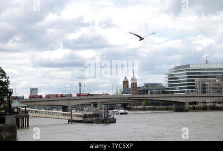 Una vista del Ponte di Londra dove la notte scorsa tre terroristi ha ucciso sette persone e il ferimento di 48 dopo aver guidato un furgone a pedoni e commettendo un coltello delirante atack nel vicino mercato di Borough, 04 giugno 2017. La polizia forensics ufficiali continuano a cercare prove nella zona e grandi parti di Londra rimane bloccato su OFF. UPI foto/Hugo Philpott Foto Stock