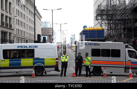 Gli ufficiali di polizia cordon off Ponte di Londra il 4 giugno 2017 a Londra. La notte scorsa tre terroristi ha ucciso sette persone e il ferimento di 48 persone dopo la guida di un furgone a pedoni e di commettere una delirante attacco di coltello nelle vicinanze di Borough Market. La polizia forensics ufficiali continuano a cercare prove nella zona e grandi parti di Londra rimane bloccato su OFF. Foto di Hugo Philpott/UPI Foto Stock