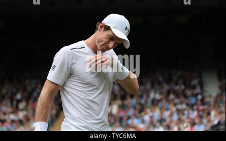 La Gran Bretagna di Andy Murray durante la sua partita contro il Kazakhstan Alexander Bublik il giorno uno del 2017 campionati di Wimbledon di Londra il 3 luglio 2017. Foto di Hugo Philpott/UPI Foto Stock