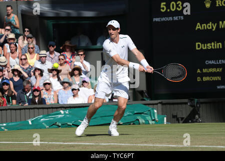 La Gran Bretagna di Andy Murray ritorna durante la sua partita contro la Germania Dustin Brown il giorno tre del 2017 campionati di Wimbledon di Londra il 5 luglio 2017. Foto di Hugo Philpott/UPI Foto Stock