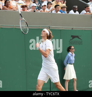 La Germania Alexander Zverev reagisce durante la sua partita contro l'Americano Frances Tiafoe il giorno quattro del 2017 campionati di Wimbledon di Londra il 06 luglio, 2017. Foto di Hugo Philpott/UPI. Foto Stock