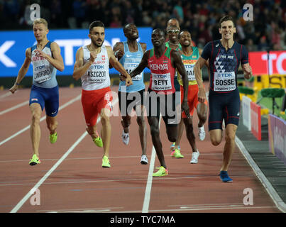 In Francia la Pierre-Ambroise Bosse (R) vince l'Uomo 800 metri finale al 2017 IAAF mondiale di atletica presso lo Stadio Olimpico di Londra il 08 agosto 2017.Bosse ha vinto in un tempo di 1 minuti di 44,67 secondi. Foto di Hugo Philpott/UPI Foto Stock