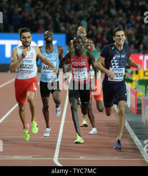 In Francia la Pierre-Ambroise Bosse (R) vince l'Uomo 800 metri finale al 2017 IAAF mondiale di atletica presso lo Stadio Olimpico di Londra il 08 agosto 2017.Bosse ha vinto in un tempo di 1 minuti di 44,67 secondi. Foto di Hugo Philpott/UPI Foto Stock