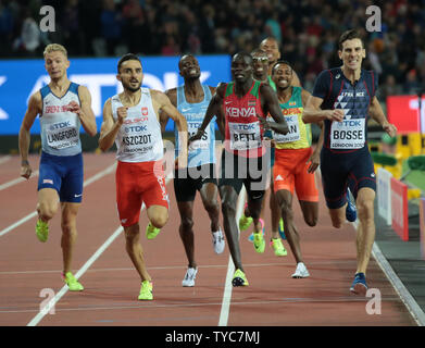 In Francia la Pierre-Ambroise Bosse (R) vince l'Uomo 800 metri finale al 2017 IAAF mondiale di atletica presso lo Stadio Olimpico di Londra il 08 agosto 2017.Bosse ha vinto in un tempo di 1 minuti di 44,67 secondi. Foto di Hugo Philpott/UPI Foto Stock