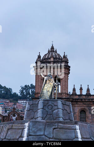 Statua dorata di Pachacuti, leader inca, in Plaza de Armas, la piazza principale di Cusco, Perù, Sud America Foto Stock