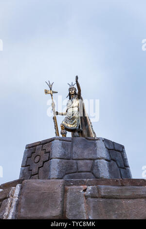 Statua dorata di Pachacuti, leader inca, in Plaza de Armas, la piazza principale di Cusco, Perù, Sud America Foto Stock