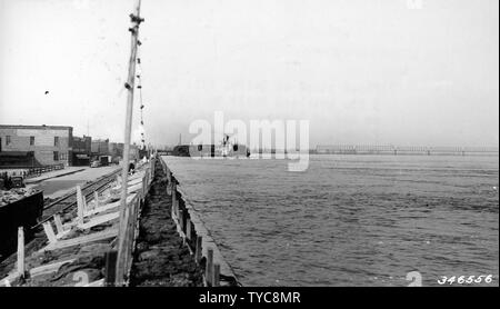 Fotografia di Flood stadio a Il Cairo, Illinois, campo di applicazione e il contenuto: didascalia originale: alluvione stadio a Il Cairo, Illinois, 2/02/37 3 piedi paratia costruito da CCC lavoro sulla sommità di argine. Foto Stock