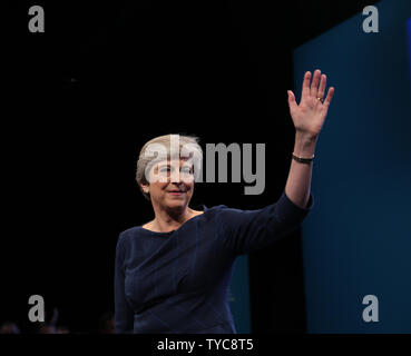 Il Primo Ministro inglese Theresa Maggio onde ai suoi sostenitori di partito dopo la consegna il suo discorso in conferenza alla fine del 2017 Congresso del Partito Conservatore di Manchester il 4 ottobre 2017. Può il discorso è considerata essenziale per la sua sopravvivenza come la pressione cresce sul suo premiership. Foto di Hugo Philpott/UPI Foto Stock