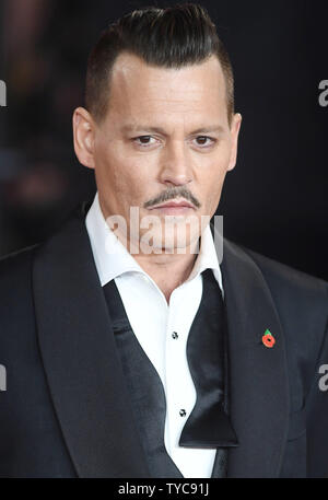 Attore americano Johnny Depp assiste la prima mondiale di un assassinio sull'Orient Express al Royal Albert Hall di Londra il 2 novembre 2017. Foto di Rune Hellestad/ UPI Foto Stock