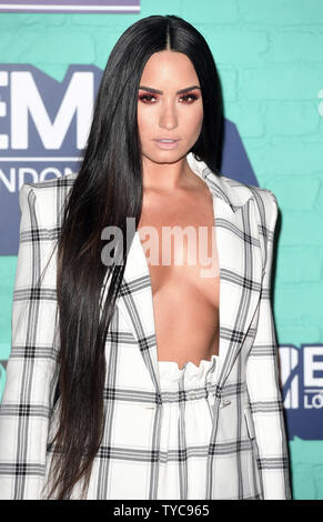 Cantante americana Demi Lovato assiste il tappeto rosso arrivi di Mtv European Music Awards a SSE Arena a Londra il 12 novembre 2017. Foto di Rune Hellestad/ UPI Foto Stock