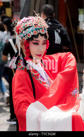 L'attrice con il make up e Cinese Tradizionale Opera copricapo. Fotografato a Chengdu Sichuan, Cina Foto Stock