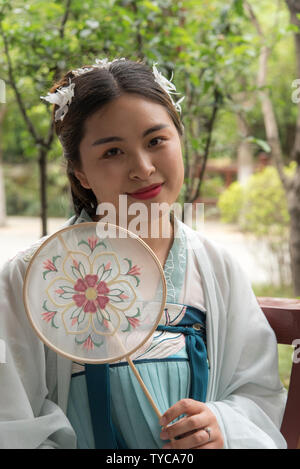 Donna cinese in cinese tradizionale di vestiti. Fotografato a Chengdu Sichuan, Cina Foto Stock