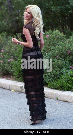 Il modello svedese Victoria Silvstedt assiste la moda per il sollievo sfilata presso l aeroporto di Mandelieu a Cannes, Francia il 13 maggio 2018. Foto di Rune Hellestad/UPI Foto Stock