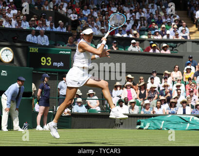 Spagna Garbine Muguruza svolge un diretti nel suo match contro la Gran Bretagna Naomi Broady il secondo giorno del 2018 campionati di Wimbledon di Londra il 3 luglio 2018. Muguruza sconfitto Broady 6-2, 7-5. Foto di Hugo Philpott/UPI Foto Stock