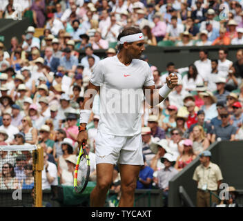 La Spagna di Rafael Nadal reagisce nella sua partita contro il Kazakistan di Mikhail Kukushkin il quarto giorno del 2018 campionati di Wimbledon a Londra il 5 luglio 2018. Foto di Hugo Philpott/UPI Foto Stock