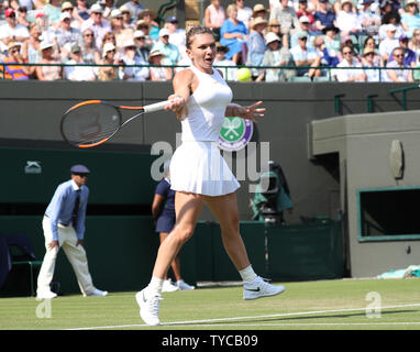 La Romania Simona Halep svolge un diretti nella sua partita contro la Cina Zheng Saisai il quarto giorno del 2018 campionati di Wimbledon di Londra il 5 luglio 2018. Halep sconfitto Zheng 7-5, 6-0. Foto di Hugo Philpott/UPI Foto Stock