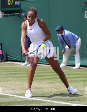 America's Madison Keys svolge un scritto nella sua partita contro la Russia Evgeniya Rodina al quinto giorno del 2018 campionati di Wimbledon di Londra il 6 luglio 2018. Rodina sconfitto i tasti 7-5, 5-7, 6-4. Foto di Hugo Philpott/UPI Foto Stock