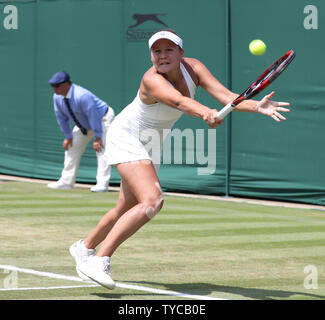 In Russia la Evgeniya Rodina svolge un scritto nella sua partita contro l'America Madison tasti sul quinto giorno del 2018 campionati di Wimbledon di Londra il 6 luglio 2018. Rodina sconfitto i tasti 7-5, 5-7, 6-4. Foto di Hugo Philpott/UPI Foto Stock