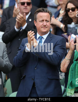 L'ex primo ministro britannico David Cameron orologi il tennis al quinto giorno del 2018 campionati di Wimbledon a Londra il 6 luglio 2018. Foto di Hugo Philpott/UPI Foto Stock