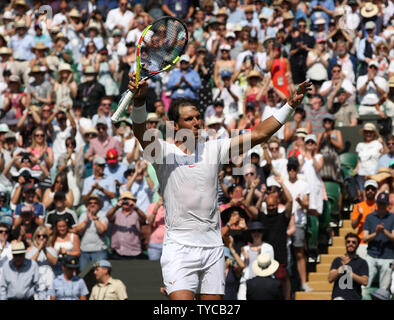 La Spagna di Rafael Nadal celebra la vittoria nella sua partita contro l'Australia Alex De Minaur il sesto giorno del 2018 campionati di Wimbledon di Londra il 7 luglio 2018. Nadal sconfitto De Minaur 6-1, 6-2, 6-3. Foto di Hugo Philpott/UPI Foto Stock