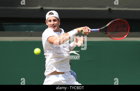 Americano John Isner restituisce la sfera nella sua partita contro il Sud Africa Kevin Anderson negli uomini semi finali del 2018 campionati di Wimbledon di Londra il 13 luglio 2018. Foto di Hugo Philpott/UPI Foto Stock